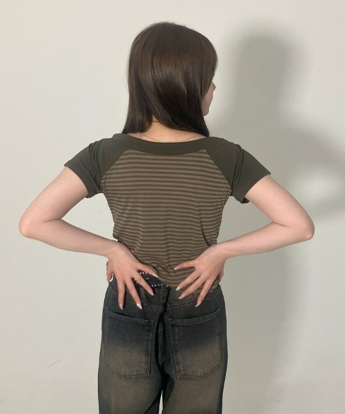 .KOM(ドットコム)の「A'GEM/9 × .kom 『.KOM/ドットケーオーエム』Y2Kライクショルダー開きボーダートップス(Tシャツ/カットソー・レディース・ネイビー/レッド/カーキ・FREE)」の10枚目の写真