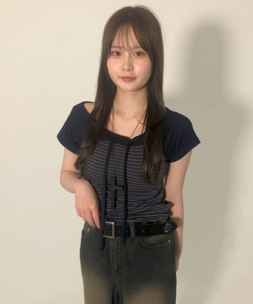 .KOM(ドットコム)の「A'GEM/9 × .kom 『.KOM/ドットケーオーエム』Y2Kライクショルダー開きボーダートップス(Tシャツ/カットソー・レディース・ネイビー/レッド/カーキ・FREE)」の6枚目の写真