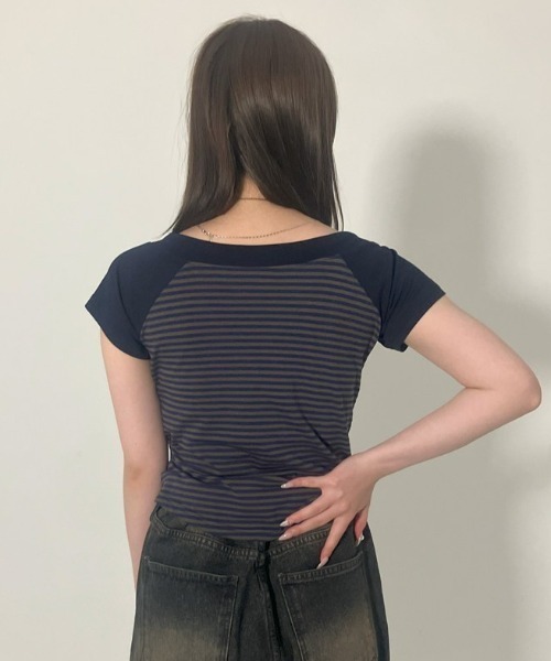 .KOM(ドットコム)の「A'GEM/9 × .kom 『.KOM/ドットケーオーエム』Y2Kライクショルダー開きボーダートップス(Tシャツ/カットソー・レディース・ネイビー/レッド/カーキ・FREE)」の22枚目の写真