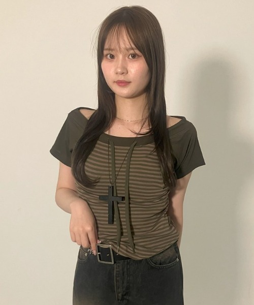 .KOM(ドットコム)の「A'GEM/9 × .kom 『.KOM/ドットケーオーエム』Y2Kライクショルダー開きボーダートップス(Tシャツ/カットソー・レディース・ネイビー/レッド/カーキ・FREE)」の12枚目の写真