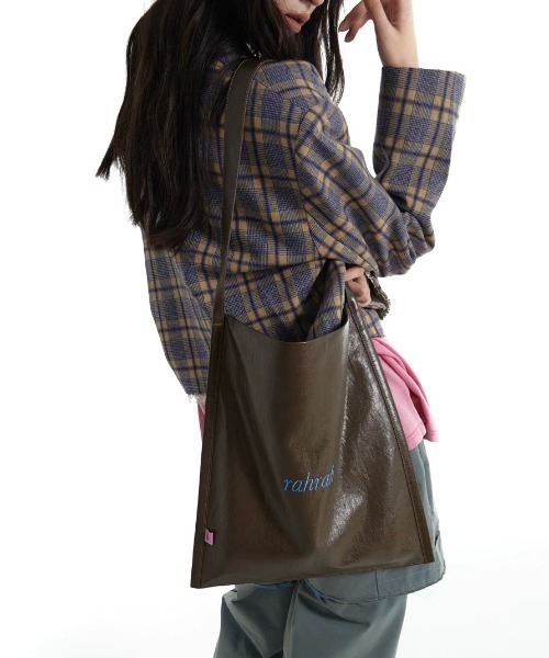 DIAVEL（ディアベル）の「【4色展開】秋冬韓国ムード大容量刺繍合成レザートートバッグ（トートバッグ・レディース・ブラウン/ブラック/レッド/ピンク・F）」の3枚目の写真