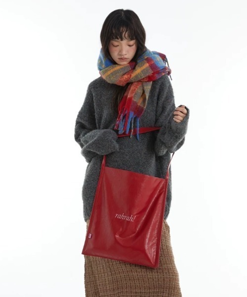 DIAVEL（ディアベル）の「【4色展開】秋冬韓国ムード大容量刺繍合成レザートートバッグ（トートバッグ・レディース・ブラウン/ブラック/レッド/ピンク・F）」の16枚目の写真