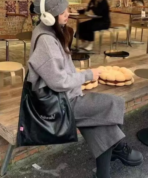 DIAVEL（ディアベル）の「【4色展開】秋冬韓国ムード大容量刺繍合成レザートートバッグ（トートバッグ・レディース・ブラウン/ブラック/レッド/ピンク・F）」の20枚目の写真