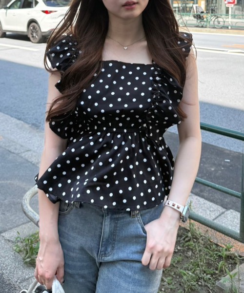 continuer de NICE CLAUP（コンティニューデナイスクラップ）の「【前後2WAY/ドット柄】シャーリングドット柄ブラウス（シャツ/ブラウス・レディース・ブラック/オフホワイト・FREE）」の2枚目の写真
