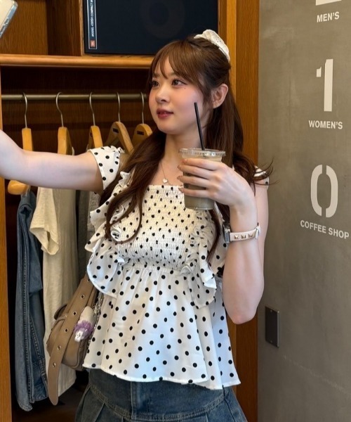 continuer de NICE CLAUP（コンティニューデナイスクラップ）の「【前後2WAY/ドット柄】シャーリングドット柄ブラウス（シャツ/ブラウス・レディース・ブラック/オフホワイト・FREE）」の7枚目の写真