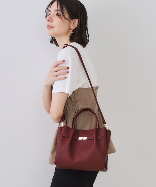 OPAQUE.CLIP（オペークドットクリップ）の「【軽量/2WAY/通勤対応】フロントベルトデザインミドルトートバッグ（ショルダーバッグ・レディース・チャコールグレー/ベージュ/アイボリー/ブラック/ワイン系1/ブラウン系1/シルバー系9・00）」の6枚目の写真