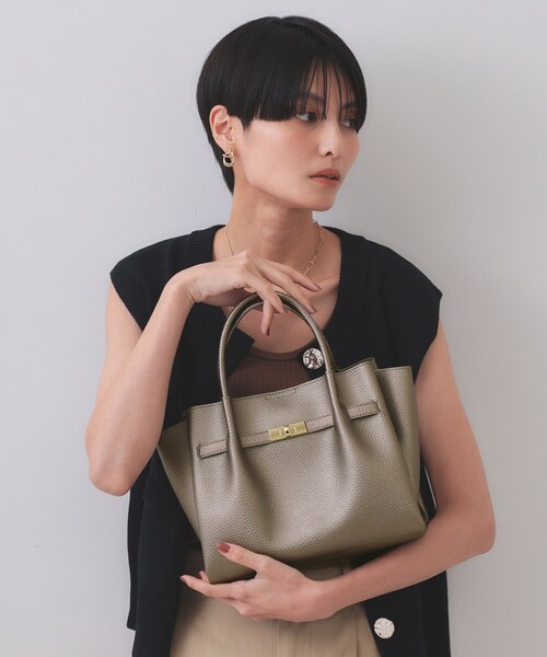 OPAQUE.CLIP（オペークドットクリップ）の「【軽量/2WAY/通勤対応】フロントベルトデザインミドルトートバッグ（ショルダーバッグ・レディース・チャコールグレー/ベージュ/アイボリー/ブラック/ワイン系1/ブラウン系1/シルバー系9・00）」の7枚目の写真