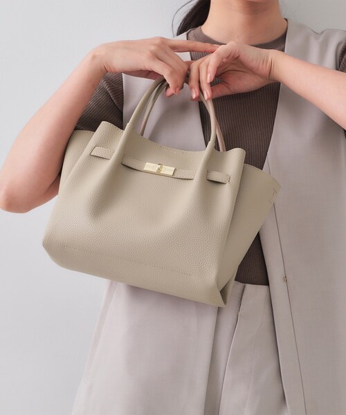 OPAQUE.CLIP（オペークドットクリップ）の「【軽量/2WAY/通勤対応】フロントベルトデザインミドルトートバッグ（ショルダーバッグ・レディース・チャコールグレー/ベージュ/アイボリー/ブラック/ワイン系1/ブラウン系1/シルバー系9・00）」の5枚目の写真