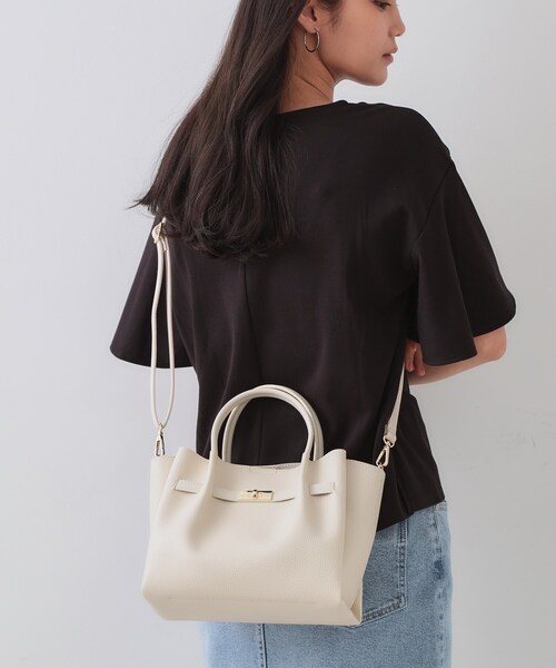 OPAQUE.CLIP（オペークドットクリップ）の「【軽量/2WAY/通勤対応】フロントベルトデザインミドルトートバッグ（ショルダーバッグ・レディース・チャコールグレー/ベージュ/アイボリー/ブラック/ワイン系1/ブラウン系1/シルバー系9・00）」の2枚目の写真