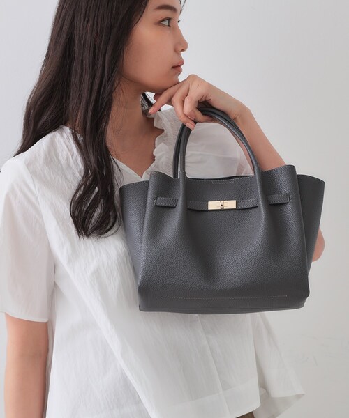 OPAQUE.CLIP（オペークドットクリップ）の「【軽量/2WAY/通勤対応】フロントベルトデザインミドルトートバッグ（ショルダーバッグ・レディース・チャコールグレー/ベージュ/アイボリー/ブラック/ワイン系1/ブラウン系1/シルバー系9・00）」の9枚目の写真