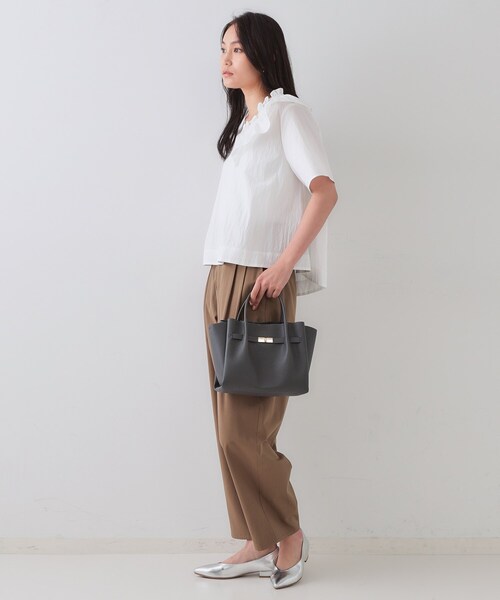 OPAQUE.CLIP（オペークドットクリップ）の「【軽量/2WAY/通勤対応】フロントベルトデザインミドルトートバッグ（ショルダーバッグ・レディース・チャコールグレー/ベージュ/アイボリー/ブラック/ワイン系1/ブラウン系1/シルバー系9・00）」の10枚目の写真