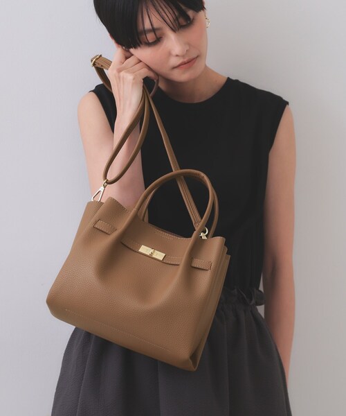 OPAQUE.CLIP（オペークドットクリップ）の「【軽量/2WAY/通勤対応】フロントベルトデザインミドルトートバッグ（ショルダーバッグ・レディース・チャコールグレー/ベージュ/アイボリー/ブラック/ワイン系1/ブラウン系1/シルバー系9・00）」の13枚目の写真