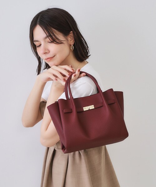 OPAQUE.CLIP（オペークドットクリップ）の「【軽量/2WAY/通勤対応】フロントベルトデザインミドルトートバッグ（ショルダーバッグ・レディース・チャコールグレー/ベージュ/アイボリー/ブラック/ワイン系1/ブラウン系1/シルバー系9・00）」の15枚目の写真