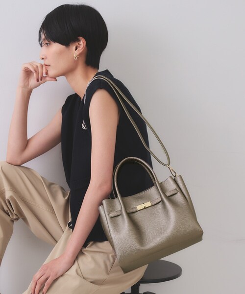 OPAQUE.CLIP（オペークドットクリップ）の「【軽量/2WAY/通勤対応】フロントベルトデザインミドルトートバッグ（ショルダーバッグ・レディース・チャコールグレー/ベージュ/アイボリー/ブラック/ワイン系1/ブラウン系1/シルバー系9・00）」の17枚目の写真