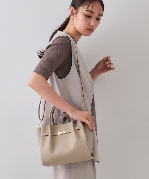 OPAQUE.CLIP（オペークドットクリップ）の「【軽量/2WAY/通勤対応】フロントベルトデザインミドルトートバッグ（ショルダーバッグ・レディース・チャコールグレー/ベージュ/アイボリー/ブラック/ワイン系1/ブラウン系1/シルバー系9・00）」の19枚目の写真