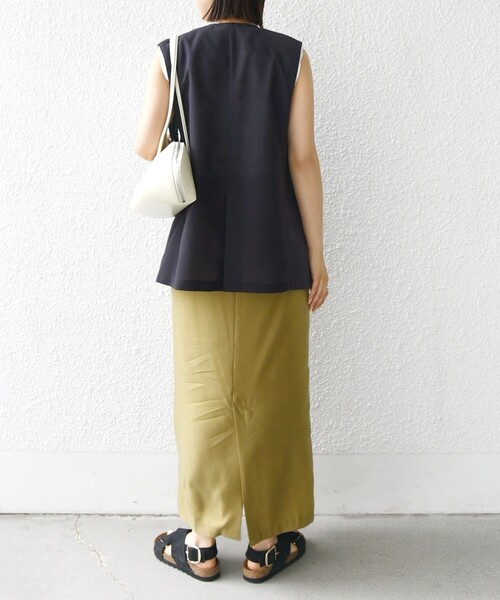 SHIPS(シップス)の「〈防シワ加工〉チノ ウール ボタン ジレ(ベスト・レディース・ブラウン/ブラック・ONE SIZE)」の6枚目の写真