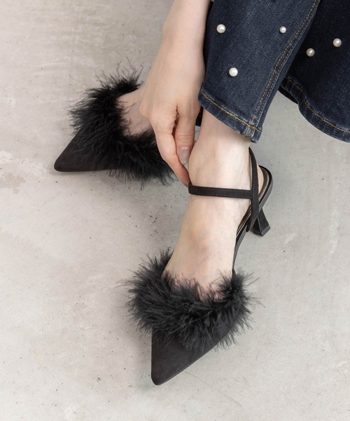 RANDA(ランダ)の「ファーデザインストラップパンプス(パンプス・レディース・ブラック/アイボリー/ライトグレー・LL/L/M/S)」の1枚目の写真