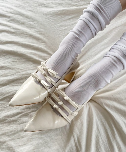 one after another NICE CLAUP（ワンアフターアナザーナイスクラップ）の「リボン付きポインテッドストラップシューズ（パンプス・レディース・アイボリー/ブラック/レオパード・S/M/L）」の2枚目の写真