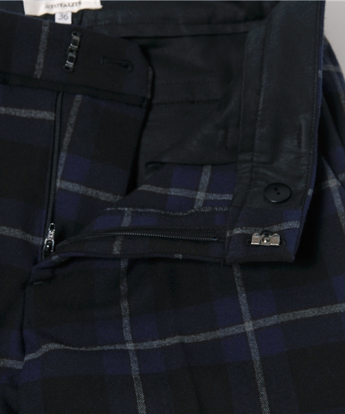 La TOTALITE（ラトータリテ）の「ツイカチェックセンタープレスパンツ◆（その他パンツ・レディース・ブラック/チャコールグレー・36/38）」の10枚目の写真