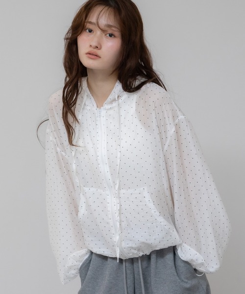 HEILIS(ヘイリス)の「フード付きドットシアートップス/ドット 水玉シアー ブラック ホワイト フリル ファスナー 冷房対策 羽織 UV対策 紫外線対策 アウター ジャケット ブルゾン トップス シティガール ガーリー 韓国 カジュアル 夏服 春服 秋服(パーカー・レディース・ブルー/ホワイト・FREE)」の1枚目の写真