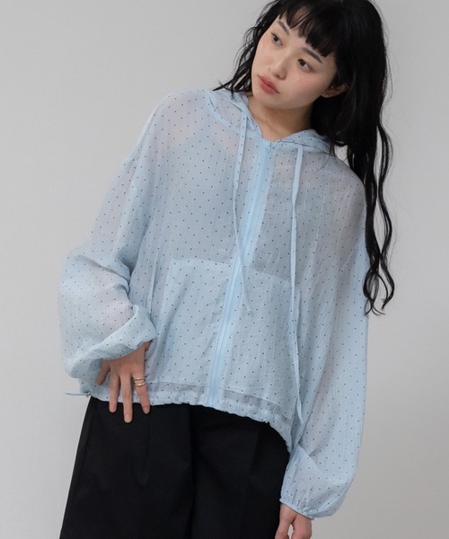 HEILIS(ヘイリス)の「フード付きドットシアートップス/ドット 水玉シアー ブラック ホワイト フリル ファスナー 冷房対策 羽織 UV対策 紫外線対策 アウター ジャケット ブルゾン トップス シティガール ガーリー 韓国 カジュアル 夏服 春服 秋服(パーカー・レディース・ブルー/ホワイト・FREE)」の2枚目の写真