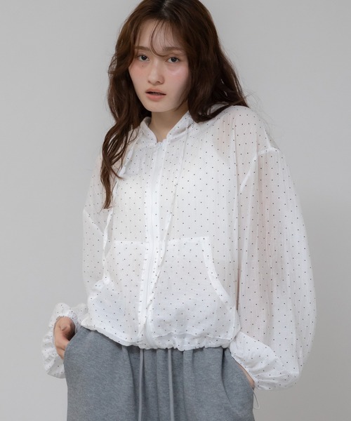 HEILIS(ヘイリス)の「フード付きドットシアートップス/ドット 水玉シアー ブラック ホワイト フリル ファスナー 冷房対策 羽織 UV対策 紫外線対策 アウター ジャケット ブルゾン トップス シティガール ガーリー 韓国 カジュアル 夏服 春服 秋服(パーカー・レディース・ブルー/ホワイト・FREE)」の3枚目の写真