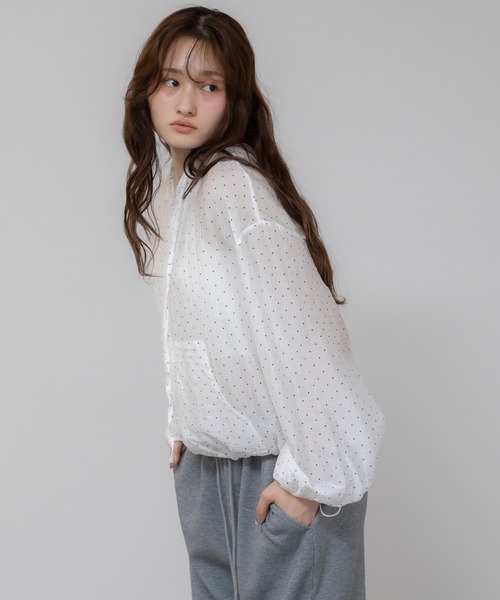 HEILIS(ヘイリス)の「フード付きドットシアートップス/ドット 水玉シアー ブラック ホワイト フリル ファスナー 冷房対策 羽織 UV対策 紫外線対策 アウター ジャケット ブルゾン トップス シティガール ガーリー 韓国 カジュアル 夏服 春服 秋服(パーカー・レディース・ブルー/ホワイト・FREE)」の4枚目の写真