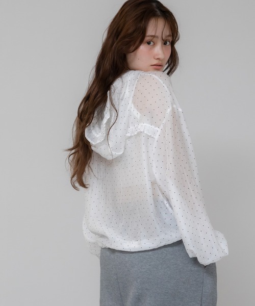 HEILIS(ヘイリス)の「フード付きドットシアートップス/ドット 水玉シアー ブラック ホワイト フリル ファスナー 冷房対策 羽織 UV対策 紫外線対策 アウター ジャケット ブルゾン トップス シティガール ガーリー 韓国 カジュアル 夏服 春服 秋服(パーカー・レディース・ブルー/ホワイト・FREE)」の5枚目の写真