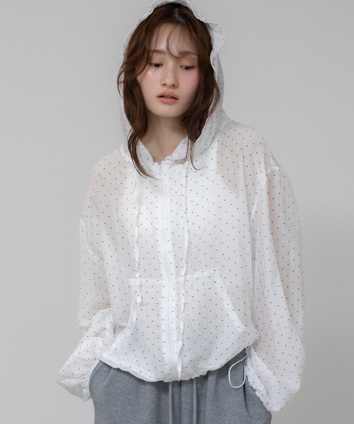 HEILIS(ヘイリス)の「フード付きドットシアートップス/ドット 水玉シアー ブラック ホワイト フリル ファスナー 冷房対策 羽織 UV対策 紫外線対策 アウター ジャケット ブルゾン トップス シティガール ガーリー 韓国 カジュアル 夏服 春服 秋服(パーカー・レディース・ブルー/ホワイト・FREE)」の6枚目の写真