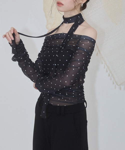 ENVYM(アンビー)の「ボウタイ シアー シャーリング オフショル トップス【チェック ドット】【2026年秋新色】(Tシャツ/カットソー・レディース・ホワイト/ブルー/ブラック/ブラウン/ブラック系その他/ホワイト系その他/マルチ/グレー・FREE)」の4枚目の写真
