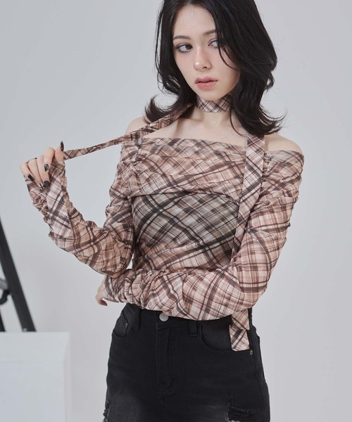 ENVYM(アンビー)の「ボウタイ シアー シャーリング オフショル トップス【チェック ドット】【2026年秋新色】(Tシャツ/カットソー・レディース・ホワイト/ブルー/ブラック/ブラウン/ブラック系その他/ホワイト系その他/マルチ/グレー・FREE)」の6枚目の写真
