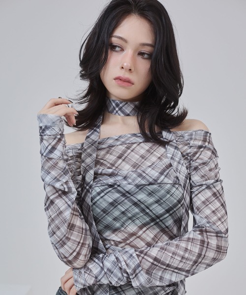 ENVYM(アンビー)の「ボウタイ シアー シャーリング オフショル トップス【チェック ドット】【2026年秋新色】(Tシャツ/カットソー・レディース・ホワイト/ブルー/ブラック/ブラウン/ブラック系その他/ホワイト系その他/マルチ/グレー・FREE)」の11枚目の写真