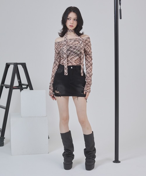 ENVYM(アンビー)の「ボウタイ シアー シャーリング オフショル トップス【チェック ドット】【2026年秋新色】(Tシャツ/カットソー・レディース・ホワイト/ブルー/ブラック/ブラウン/ブラック系その他/ホワイト系その他/マルチ/グレー・FREE)」の9枚目の写真