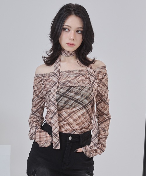ENVYM(アンビー)の「ボウタイ シアー シャーリング オフショル トップス【チェック ドット】【2026年秋新色】(Tシャツ/カットソー・レディース・ホワイト/ブルー/ブラック/ブラウン/ブラック系その他/ホワイト系その他/マルチ/グレー・FREE)」の16枚目の写真