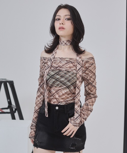 ENVYM(アンビー)の「ボウタイ シアー シャーリング オフショル トップス【チェック ドット】【2026年秋新色】(Tシャツ/カットソー・レディース・ホワイト/ブルー/ブラック/ブラウン/ブラック系その他/ホワイト系その他/マルチ/グレー・FREE)」の17枚目の写真