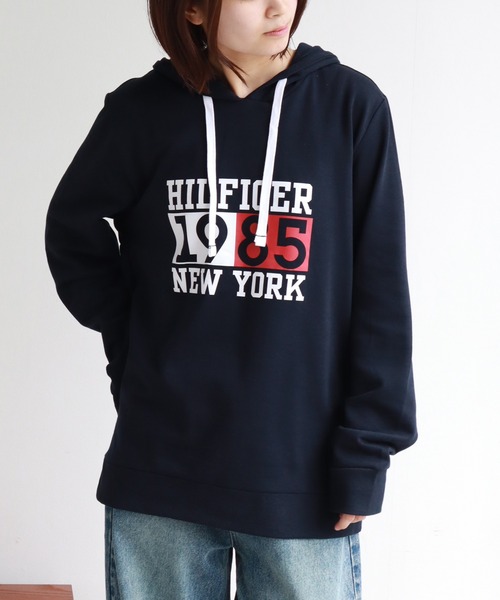 TOMMY HILFIGER（トミーヒルフィガー）の「【TOMMY HILFIGER/トミーヒルフィガー】 ロゴ ライトウェイトパーカー（パーカー・メンズ・ネイビー・S/M/L/XL）」の2枚目の写真