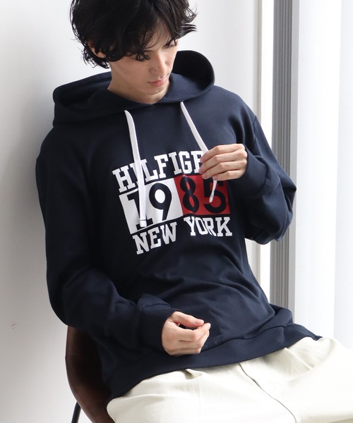 TOMMY HILFIGER（トミーヒルフィガー）の「【TOMMY HILFIGER/トミーヒルフィガー】 ロゴ ライトウェイトパーカー（パーカー・メンズ・ネイビー・S/M/L/XL）」の18枚目の写真