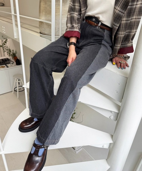 DOUBLE NAME（ダブルネーム）の「【美！シルエット！！】濃淡切替カーブデニムパンツ（デニムパンツ・レディース・ネイビー/ブラック・FREE）」の2枚目の写真