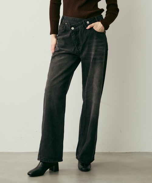 Clum(クルム)の「クロスオーバーラップデザインデニムパンツ(デニムパンツ・レディース・ブラック系・MEDIUM/SMALL)」の2枚目の写真