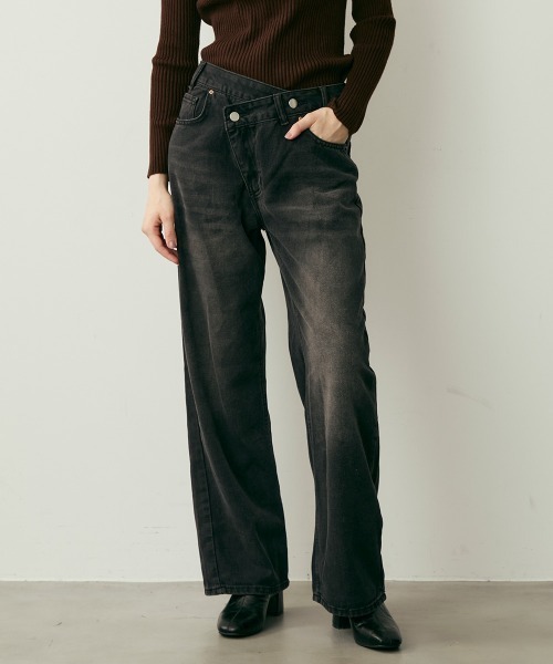 Clum(クルム)の「クロスオーバーラップデザインデニムパンツ(デニムパンツ・レディース・ブラック系・MEDIUM/SMALL)」の3枚目の写真