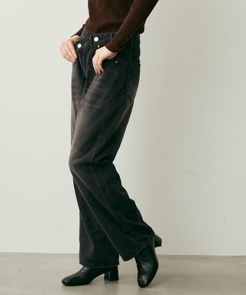 Clum(クルム)の「クロスオーバーラップデザインデニムパンツ(デニムパンツ・レディース・ブラック系・MEDIUM/SMALL)」の4枚目の写真