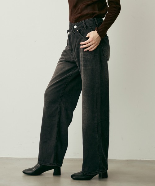 Clum(クルム)の「クロスオーバーラップデザインデニムパンツ(デニムパンツ・レディース・ブラック系・MEDIUM/SMALL)」の5枚目の写真