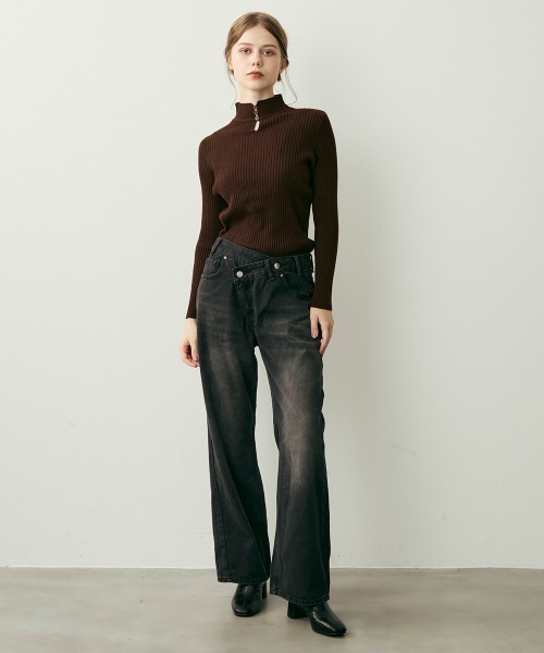 Clum(クルム)の「クロスオーバーラップデザインデニムパンツ(デニムパンツ・レディース・ブラック系・MEDIUM/SMALL)」の9枚目の写真