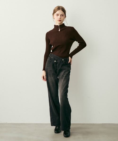 Clum(クルム)の「クロスオーバーラップデザインデニムパンツ(デニムパンツ・レディース・ブラック系・MEDIUM/SMALL)」の10枚目の写真