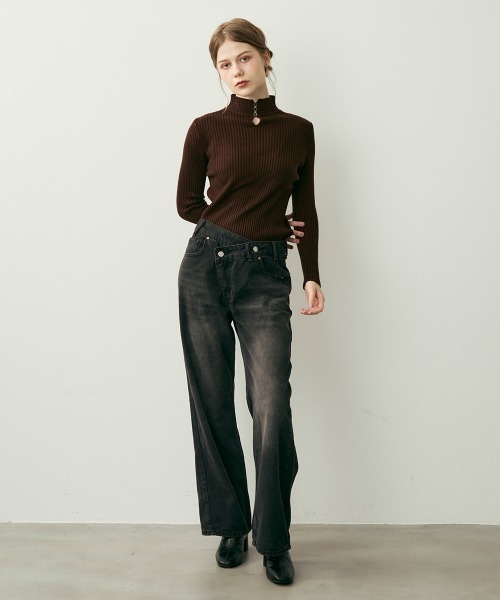 Clum(クルム)の「クロスオーバーラップデザインデニムパンツ(デニムパンツ・レディース・ブラック系・MEDIUM/SMALL)」の11枚目の写真