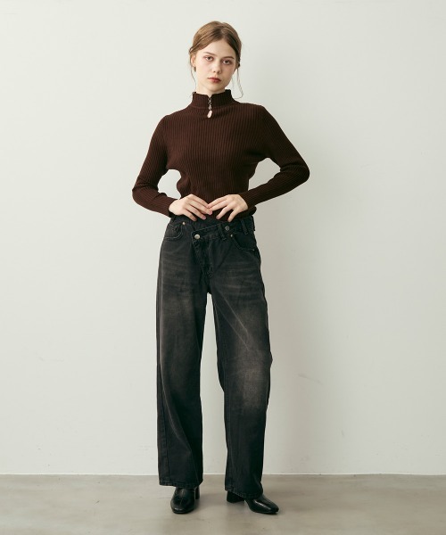 Clum(クルム)の「クロスオーバーラップデザインデニムパンツ(デニムパンツ・レディース・ブラック系・MEDIUM/SMALL)」の12枚目の写真