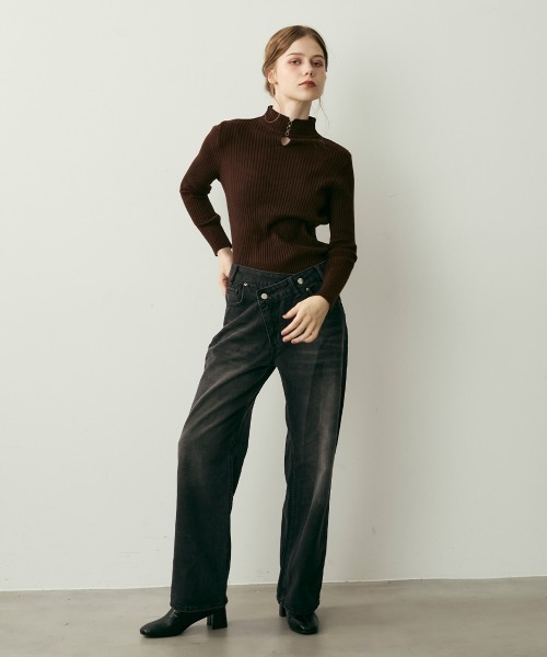 Clum(クルム)の「クロスオーバーラップデザインデニムパンツ(デニムパンツ・レディース・ブラック系・MEDIUM/SMALL)」の14枚目の写真