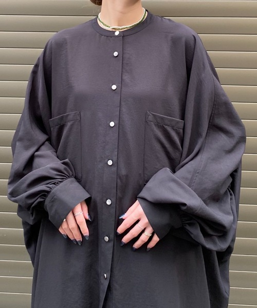terrace(テラス)の「バックギャザールーズシャツワンピース(シャツワンピース・レディース・ブラック/チャコールグレー/オフホワイト/ライム・MEDIUM)」の16枚目の写真