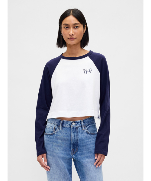 GAP(ギャップ)の「リラックスフィット ラグランスリーブクロップド GAPロゴTシャツ(Tシャツ/カットソー・レディース・ネイビー/グリーン/ブラック/ワイン・XS/S/M/L/XL/XXS)」の1枚目の写真