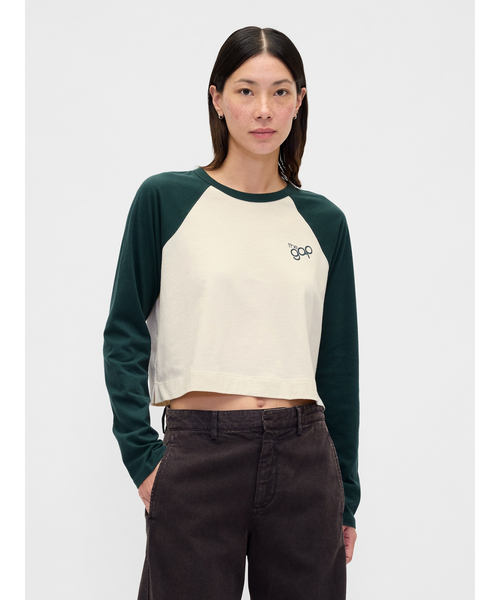 GAP(ギャップ)の「リラックスフィット ラグランスリーブクロップド GAPロゴTシャツ(Tシャツ/カットソー・レディース・ネイビー/グリーン/ブラック/ワイン・XS/S/M/L/XL/XXS)」の3枚目の写真